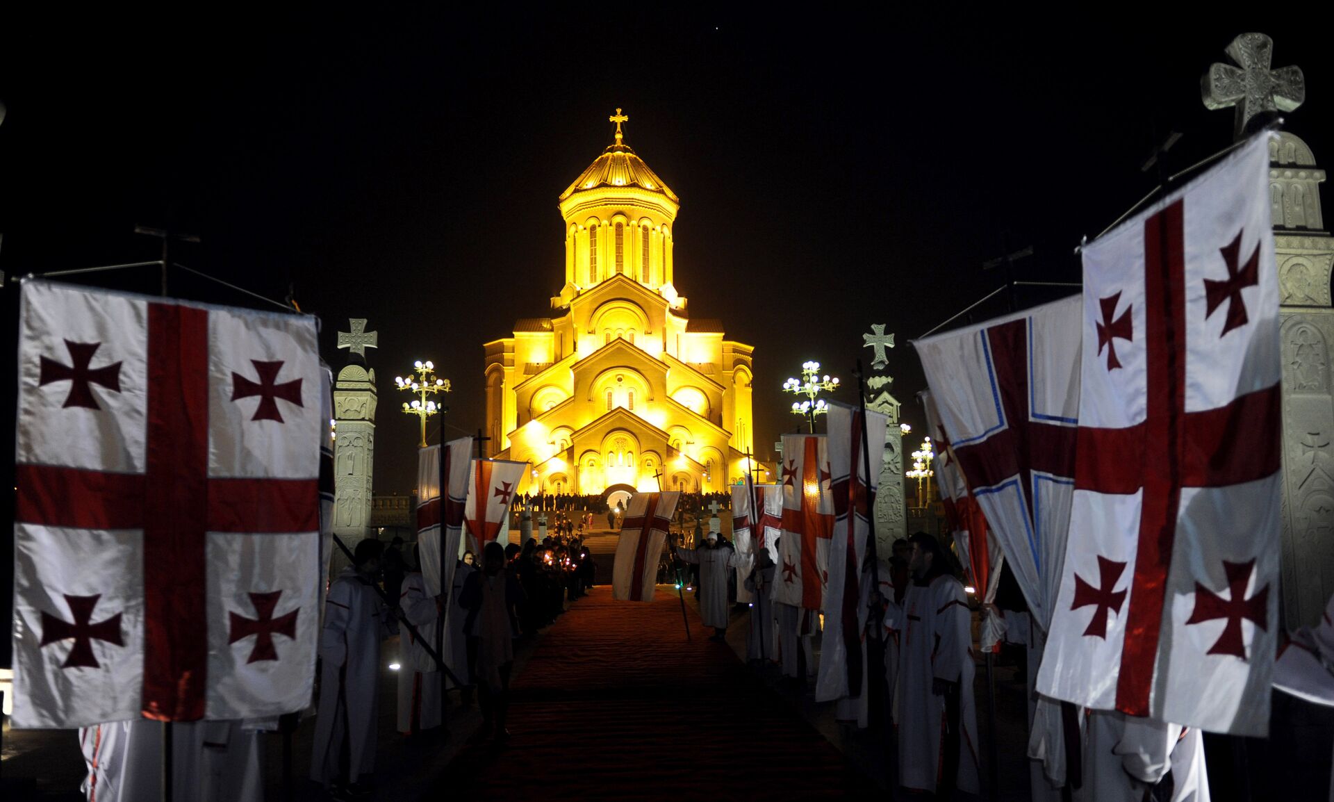 Georgian Orthodox Christians gather in front of the Trinity Cathedral during a Christmas Mass in Tbilisi early on January 7, 2015 - Sputnik International, 1920, 08.08.2023