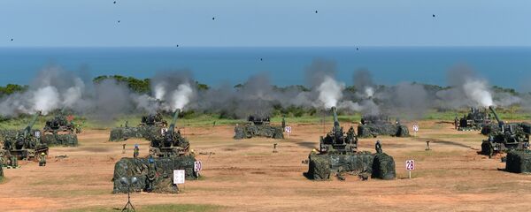 Taiwan military soldiers fire artillery shells from 38 eight-inch and 155-millimeter howitzers during the Han Kuang 31 live fire drill in Hsinchu, northern Taiwan, on September 10, 2015 - Sputnik International