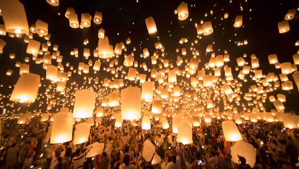 Lanterns are being released up the sky during a celebration prior to the Loy Kratong or floating festival in Chiang Mai province, northern Thailand (File) - Sputnik International