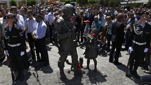 Soldiers stand guard next to the sculpture nicknamed the polite people during its unveiling ceremony on June 11, 2016 in central Simferopol - Sputnik International