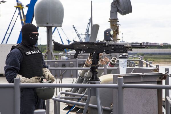 In this photo taken Sunday, June 5, 2016 security personnel of the US Navy guard USS Carter Hall keep watch during the multinational Baltops naval exercise on the Baltic Sea - Sputnik International