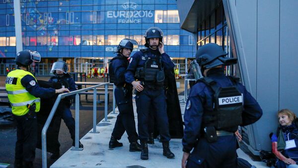 French Police forces take part in a mock attack drill outside the Grand Stade stadium (aka Parc Olympique Lyonnais or the Stade des Lumieres) in Decines, near Lyon, France, in preparation of security measures for the UEFA 2016 European Championship May 30, 2016 - Sputnik International
