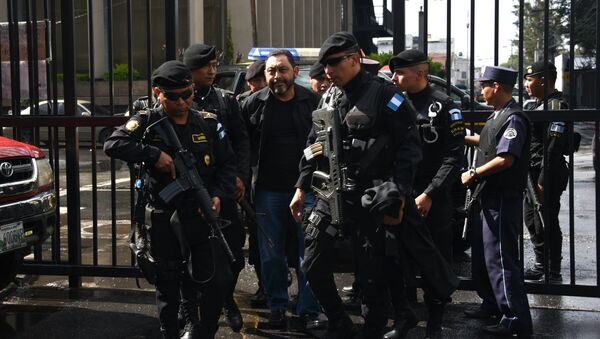 Former Guatemalan interior minister Mauricio Lopez (C) arrives at a courthouse after being arrested in Guatemala City on June 11, 2016 - Sputnik International