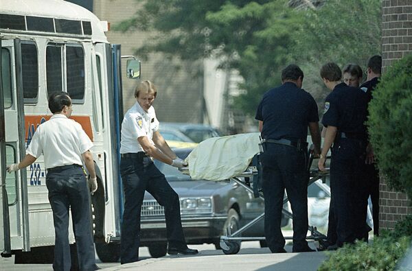 Members of the Edmond, Okla., police department and medical personnel remove one of those killed in a shooting spree Aug. 20, 1986 at the Edmond Post Office in Edmond, Okla. Members of the Edmond, Okla., police department and medical personnel remove one of those killed in a shooting spree Aug. 20, 1986 at the Edmond Post Office in Edmond, Okla. - Sputnik International