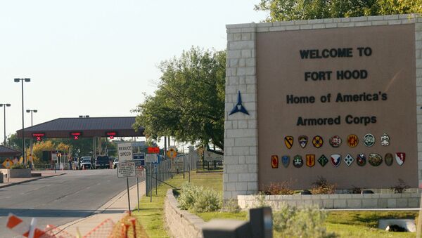 An entrance to Fort Hood Army Base in Fort Hood, Texas, near Killeen remains in lock-down following a mass shooting on Thursday, Nov. 5, 2009 - Sputnik International