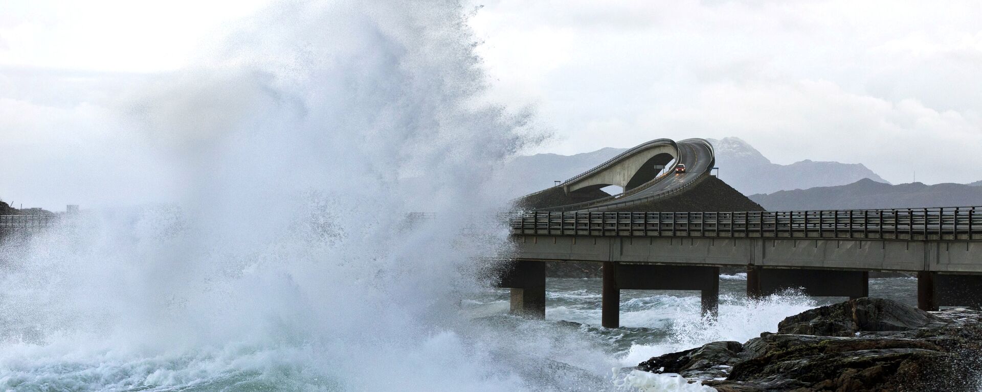 A picture taken on November 26, 2011 shows a giant wave over the Atlantic Road in Averøy, Norway as the storm Berit struck the Norwegian coast. - Sputnik International, 1920, 10.10.2023