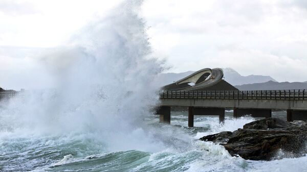 A picture taken on November 26, 2011 shows a giant wave over the Atlantic Road in Averøy, Norway as the storm Berit struck the Norwegian coast. - Sputnik International