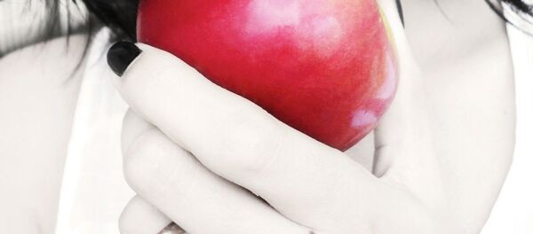 A woman eating an apple A woman eating an apple - Sputnik International