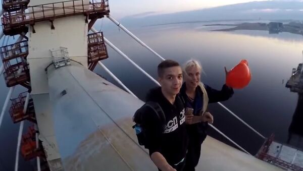 No Fear: Daredevils Climb 125 Meter Cable Bridge in St. Petersburg - Sputnik International