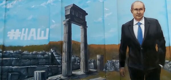 Portrait of Russian President Vladimir Puitn on a wall of a building in Kerch Portrait of Russian President Vladimir Puitn on a wall of a building in Kerch - Sputnik International