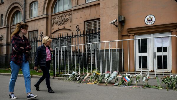 Flowers left outside the US Embassy in Moscow in memory of those killed in the night club shooting in Orlando - Sputnik International