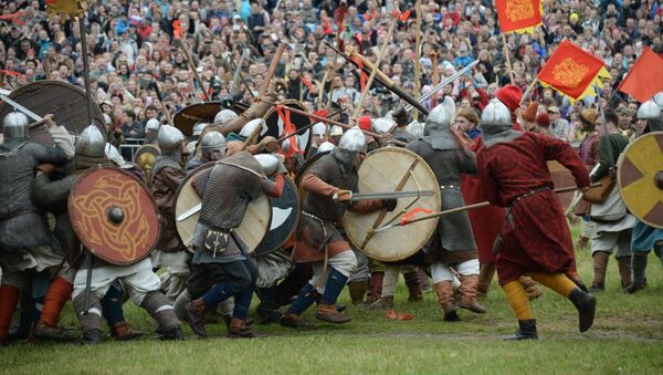 Medieval Warriors Cross Swords at Times and Epochs Festival in Moscow - Sputnik International