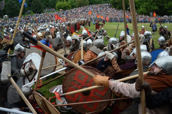 Medieval Warriors Cross Swords at Times and Epochs Festival in Moscow - Sputnik International