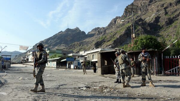 Afghan border police stand guard near the Torkham crossing between Afghanistan and Pakistan in Nangarhar province on May 12, 2016. - Sputnik International