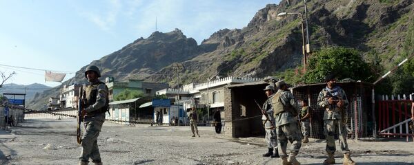 Afghan border police stand guard near the Torkham crossing between Afghanistan and Pakistan in Nangarhar province on May 12, 2016. - Sputnik International