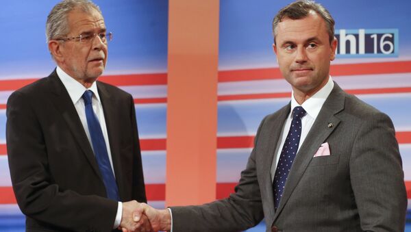 Presidential candidates Norbert Hofer of the Freedom Party (FPO) and Alexander Van der Bellen (L) who is supported by the Greens party, shake hands before a TV debate. - Sputnik International
