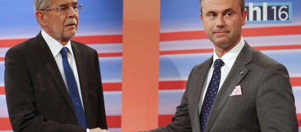 Presidential candidates Norbert Hofer of the Freedom Party (FPO) and Alexander Van der Bellen (L) who is supported by the Greens party, shake hands before a TV debate. - Sputnik International