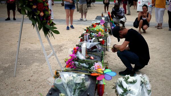 Bryant Woernley prays for the deceased ahead of a candle light vigil in memory of victims one day after a mass shooting at the Pulse gay night club in Orlando, Florida, U.S., June 13, 2016. - Sputnik International
