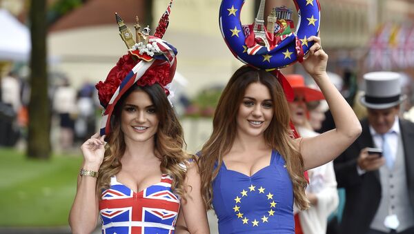 Racegoers in Britain and EU referendum themed dresses - Sputnik International