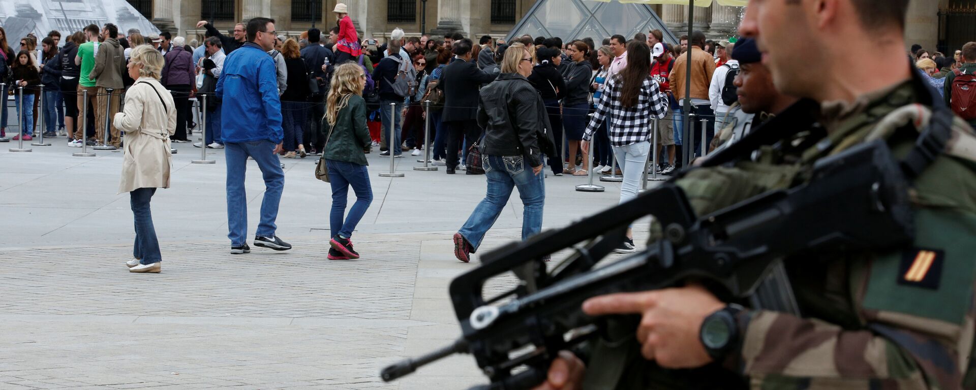 French army soldiers patrol as tourists form a queue at the entrance of the Louvre museum in Paris, France as the French capital is under high security during the UEFA 2016 European Championship - Sputnik International, 1920, 20.04.2019