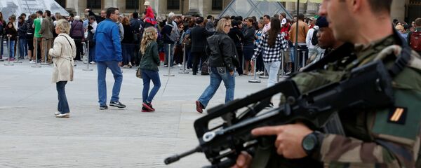 French army soldiers patrol as tourists form a queue at the entrance of the Louvre museum in Paris, France as the French capital is under high security during the UEFA 2016 European Championship - Sputnik International