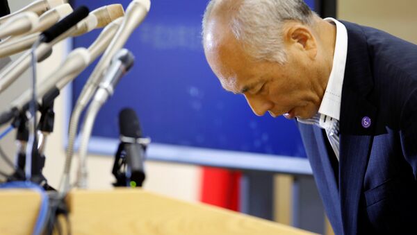 Tokyo governor Yoichi Masuzoe bows as he attends a news conference at Tokyo Metropolitan Government Office in Tokyo, Japan, May 27, 2016. - Sputnik International