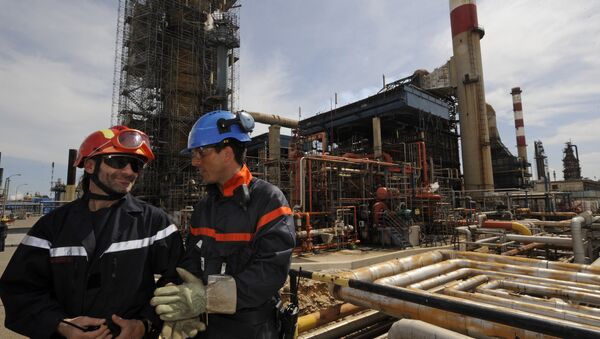 Workmen stand at the site of the mediterranean refinery of Lavera which belongs to British group Ineos. (File) - Sputnik International