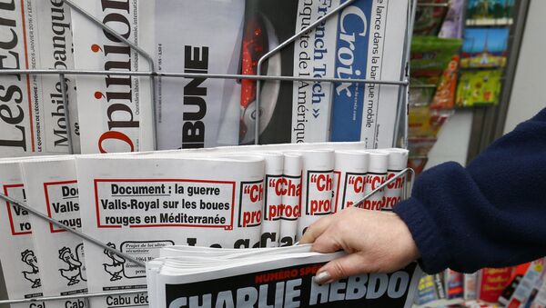 A woman picks up the issue of Charlie Hebdo. - Sputnik International