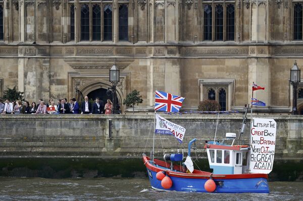 Part of a flotilla of fishing vessels campaigning to leave the European Union sails past Parliament on the river Thames in London, Britain June 15, 2016. Part of a flotilla of fishing vessels campaigning to leave the European Union sails past Parliament on the river Thames in London, Britain June 15, 2016. - Sputnik International