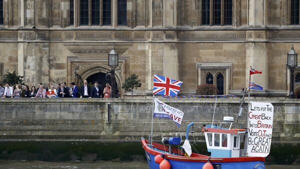 Part of a flotilla of fishing vessels campaigning to leave the European Union sails past Parliament on the river Thames in London, Britain June 15, 2016. - Sputnik International