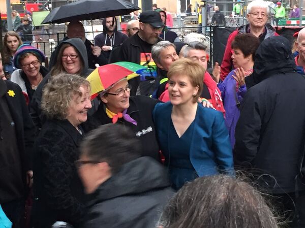 Edinburgh shows respect and solidarity for the victims of Orlando nightclub massacre. - Sputnik International