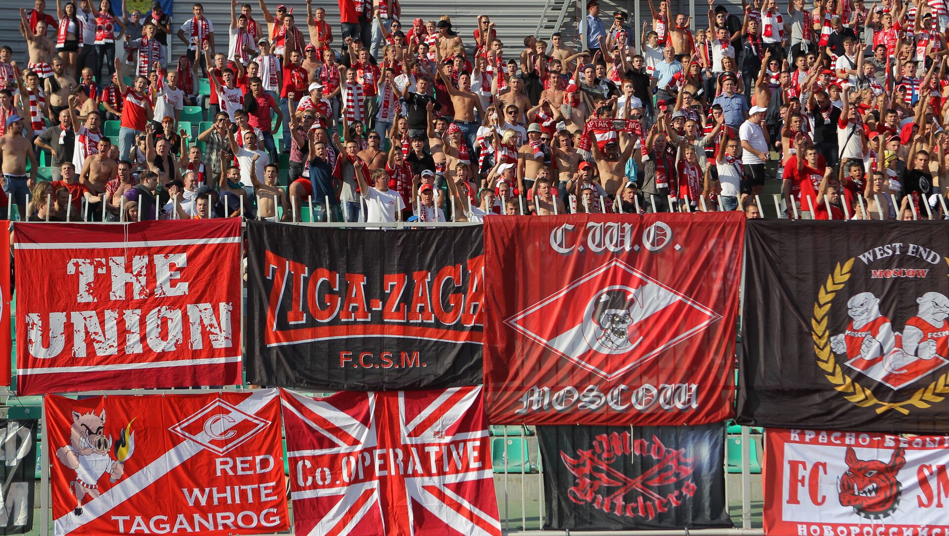 File:Hooligans of Spartak Moscow 2.jpg - Wikimedia Commons