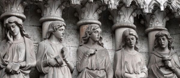 Statues of angels in a Catholic church in Ireland - Sputnik International