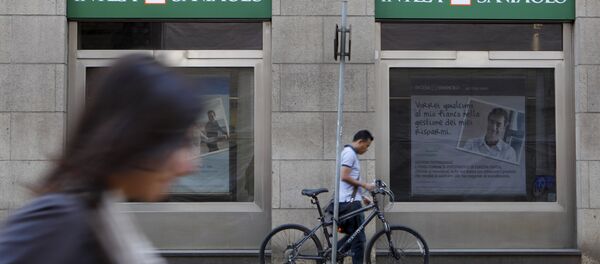 People walk past an Intesa Sanpaolo bank branch in Milan, Italy. (File) People walk past an Intesa Sanpaolo bank branch in Milan, Italy. (File) - Sputnik International