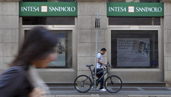 People walk past an Intesa Sanpaolo bank branch in Milan, Italy. (File) - Sputnik International