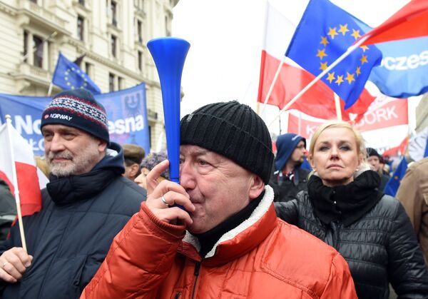 Thousands of people march in front of the presidential palace in Warsaw to protest against the government's moves that have paralyzed the nation’s highest legislative court, the Constitutional Tribunal on March 12, 2016.  - Sputnik International
