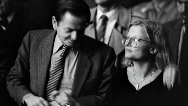 This file photo dated 1984 taken at unknown location, shows Swedish former Prime Minister Olof Palme (L), who was assassinated in a central Stockholm street in February 1986, and Swedish Foreign Minister Anna Lindh who was stabbed 10 September 2003, and died from her injuries early Thursday morning 11 September - Sputnik International