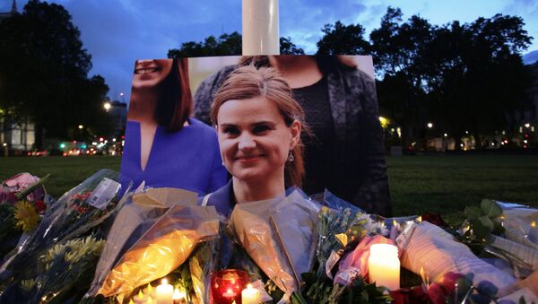 Floral tributes and candles are placed by a picture of slain Labour MP Jo Cox at a vigil in Parliament square in London on June 16, 2016. - Sputnik International