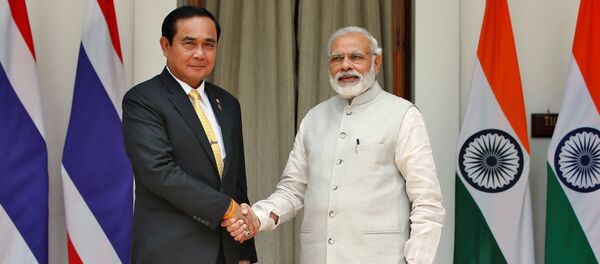 Thailand's Prime Minister Prayuth Chan-ocha (L) shakes hands with his Indian counterpart Narendra Modi during a photo opportunity at Hyderabad House in New Delhi, India, June 17, 2016 - Sputnik International