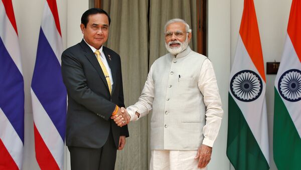 Thailand's Prime Minister Prayuth Chan-ocha (L) shakes hands with his Indian counterpart Narendra Modi during a photo opportunity at Hyderabad House in New Delhi, India, June 17, 2016 - Sputnik International