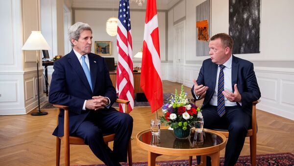 Danish Prime Minister Lars Lokke Rasmussen (R) and US Secretary of State John Kerry (L) sit for a meeting at Christiansborg Castle in Copenhagen, Denmark, 16 June 2016 - Sputnik International