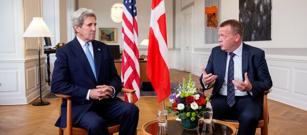 Danish Prime Minister Lars Lokke Rasmussen (R) and US Secretary of State John Kerry (L) sit for a meeting at Christiansborg Castle in Copenhagen, Denmark, 16 June 2016 - Sputnik International