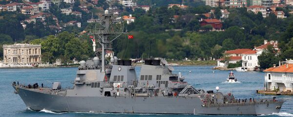 U.S. Navy guided-missile destroyer USS Porter sets sail in the Bosphorus, on its way to the Black Sea in Istanbul. - Sputnik International