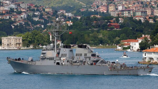 U.S. Navy guided-missile destroyer USS Porter sets sail in the Bosphorus, on its way to the Black Sea in Istanbul. - Sputnik International