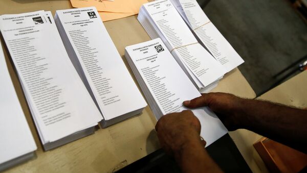 A worker packs ballots for Spain's upcoming elections in a warehouse in Alcala de Henares, near Madrid, Spain, June 15, 2016 - Sputnik International