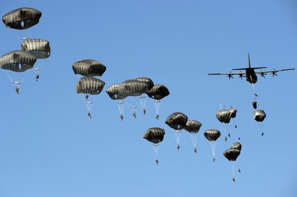 US troops land with parachutes at the military compound near Torun, central Poland, on June 7, 2016, as part of the NATO Anaconda-16 military exercise US troops land with parachutes at the military compound near Torun, central Poland, on June 7, 2016, as part of the NATO Anaconda-16 military exercise - Sputnik International