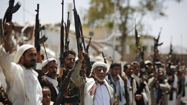 Shiite Houthi tribesmen hold their weapons as they chant slogans during a tribal gathering showing support for the Houthi movement, in Sanaa, Yemen, Thursday, May 19, 2016 - Sputnik International