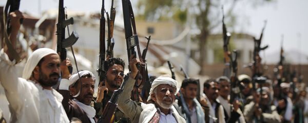 Shiite Houthi tribesmen hold their weapons as they chant slogans during a tribal gathering showing support for the Houthi movement, in Sanaa, Yemen, Thursday, May 19, 2016 - Sputnik International