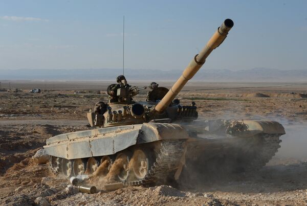 A T-72 tank of the Fatimiyoun Brigade at the frontline in the mountains 10 km from Palmyra - Sputnik International