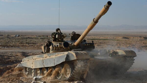 A Syrian T-72 tank of the Fatimiyoun Brigade at the frontline in the mountains 10 km from Palmyra - Sputnik International